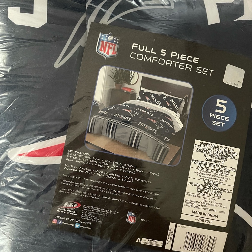 New in bag full size comforter set